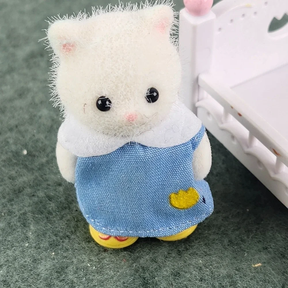 Sylvanian Families Baby Persian Cat & Nursery Uniform Calico Critters Baby Bed